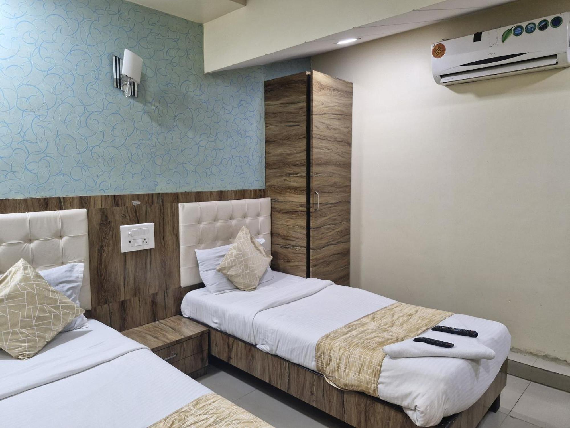 Hotel Crystal Park Near Nesco Exhibition Center Mumbai Exterior photo